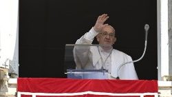 Papież podczas modlitwy „Królowo nieba” 
