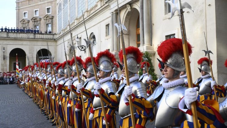 Os 34 novos soldados durante a cerimônia no Vaticano 