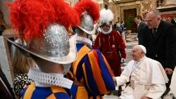 バチカンのスイス衛兵隊の隊員らに励ましをおくる教皇フランシスコ　2024年5月6日　バチカン宮殿