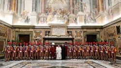 Святейший Отец и новобранцы Папской швейцарской гвардии (Ватикан, 6 мая 2024 г.)