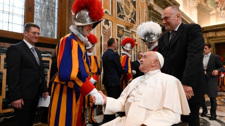 O Papa Francisco com os Guardas Suíços