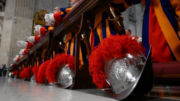 Članovi Papinske švicarske garde tijekom mise u bazilici svetoga Petra
