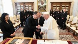 Папата с президента на Албания