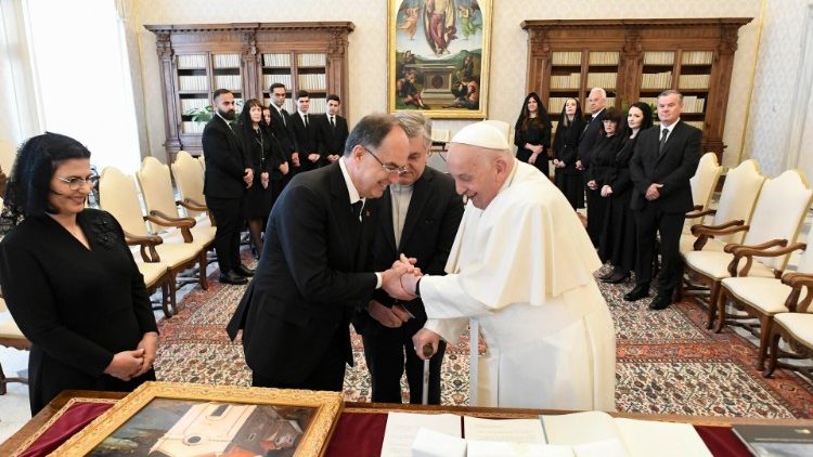 Papa Francesco e il presidente albanese Begaj durante lo scambio dei doni