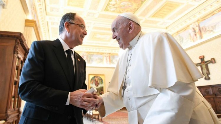 
                    Francisco recebe o presidente da Albânia no Vaticano
                