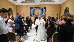 Papa Franjo s mladim poduzetnicima, sudionicima susreta pod naslovom „Skrb je rad, rad je skrb“