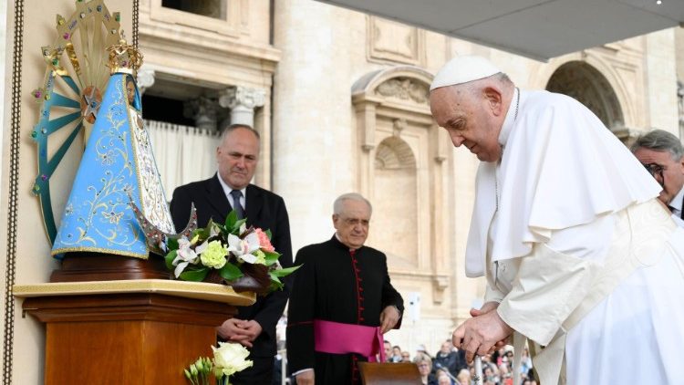 El Papa coloca un homenaje floral a los pies de la estatua de la patrona de Argentina