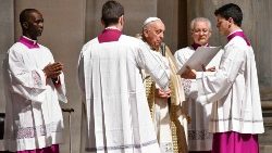 जुबली 2025 के लिए पोप के घोषणा पत्र की प्रस्तुत के कार्यक्रम की शुरूआत करते संत पापा फ्राँसिस