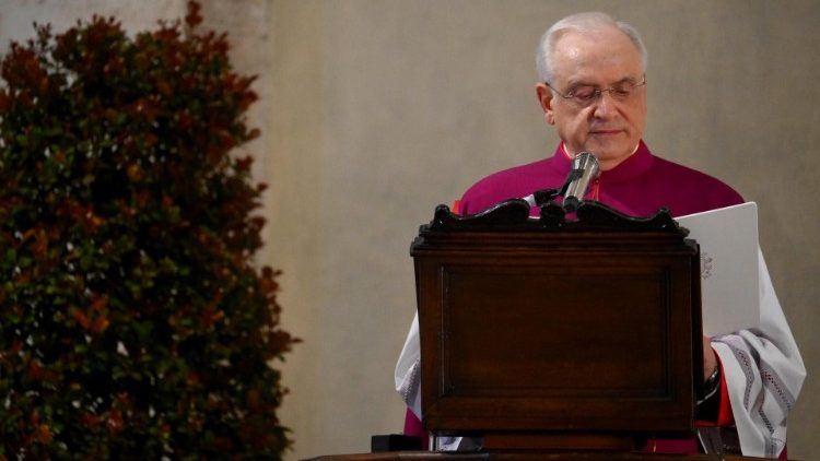 Protonotar Leonardo Sapienza verlas einige Passagen aus der Verkündigungsbulle für das Heilige Jahr 2025