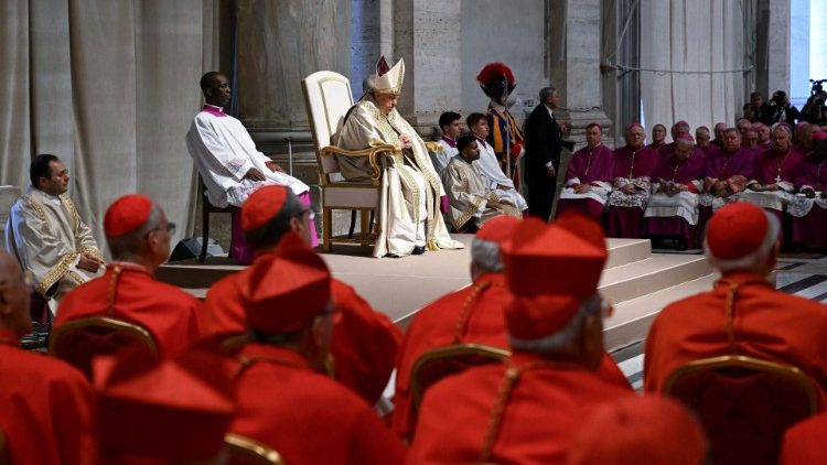 Papa Franjo u bazilici sv. Petra predvodi Drugu Večernju s primopredajom i čitanjem Bule proglašenja Svete godine 2025.