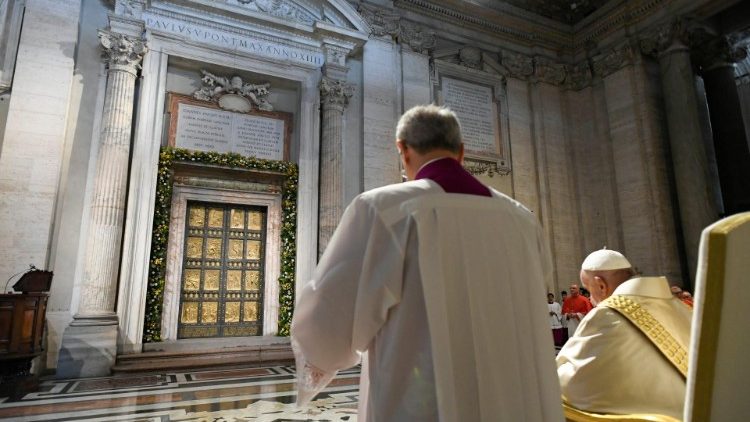 Papež Frančišek je v četrtek, 9. maja 2024, vodil v baziliki sv. Petra v Vatikanu izročitev in branje Bule za sklic Jubilejnega leta 2025 in druge večernice praznika Gospodovega vnebohoda.