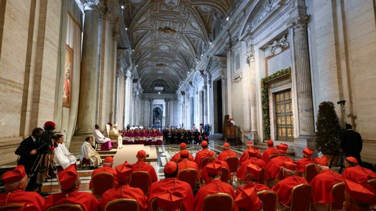 Die Feier mit Papst Franziskus begann vor der Heiligen Pforte am Petersdom in Rom