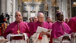 À esquerda, Dom Rino Fisichella, pró-prefeito do Dicastério para a Evangelização, durante a entrega da Bula de Proclamação, na Basílica São Pedro