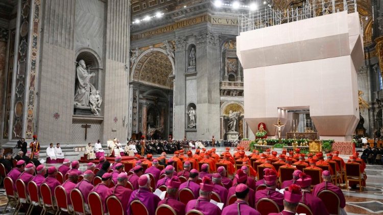 Alrededor de tres mil fieles participaron en las segundas vísperas presididas por el Papa en la Basílica de San Pedro. (Vatican Media)