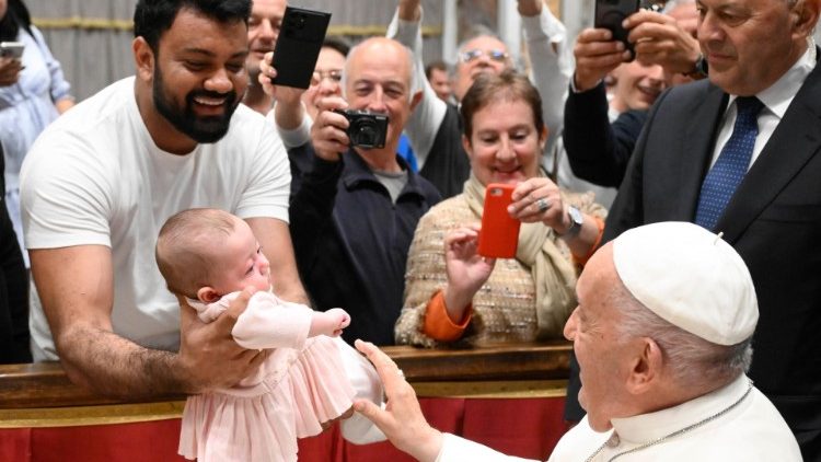 Ferenc pápa megáld egy kisbabát