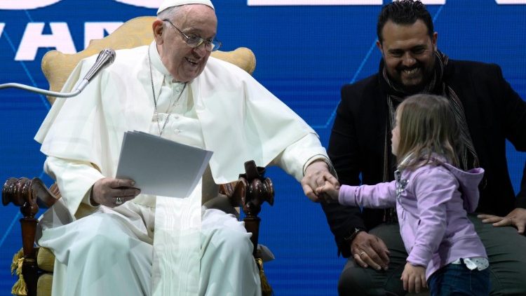 Il Papa: politiche coraggiose per la famiglia, una madre non deve scegliere tra figli e lavoro
