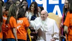 Papst Franziskus bei dem Treffen in der Nähe des Vatikans