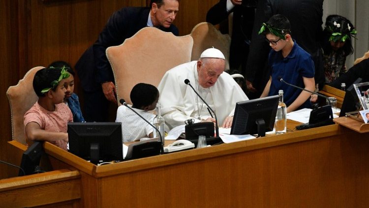 O Papa ao assinar o documento na presença de todos