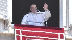 Папа падчас малітвы Regina Caeli