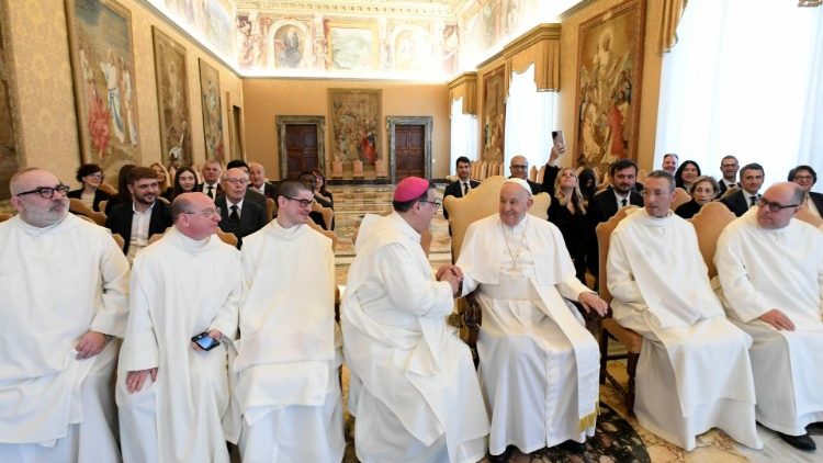 Ferenc pápa a Monteverginei Apátság küldöttségének tagjaival