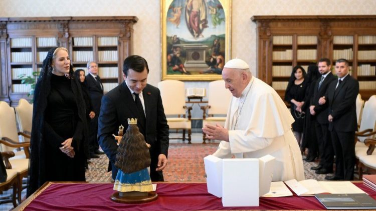 Ekvadorski predsjednik Daniel Noboa Azin s pratnjom u audijenciji kod pape Franje