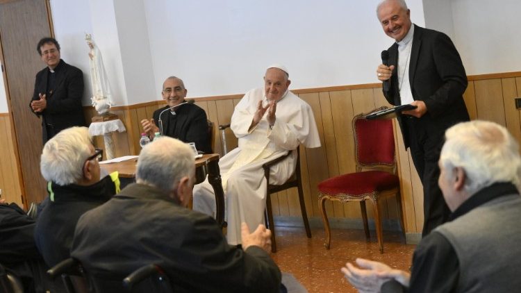 
                    Papa se encontra com sacerdotes idosos de Roma: sigam em frente, junto com os jovens
                