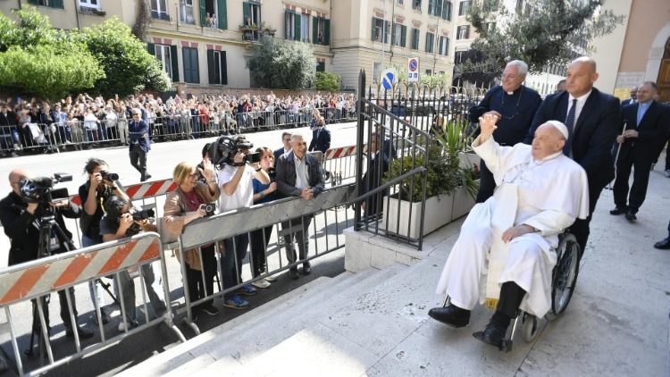 Påven Franciskus tas emot i församlingen San Giuseppe al Trionfale