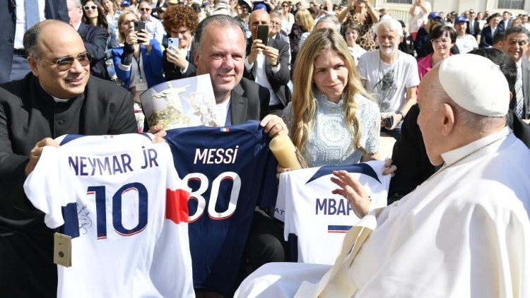 
                    Camisetas autografadas por Neymar, Messi e Mbappé ganham bênção do Papa e vão a leilão beneficente pelo RS
                