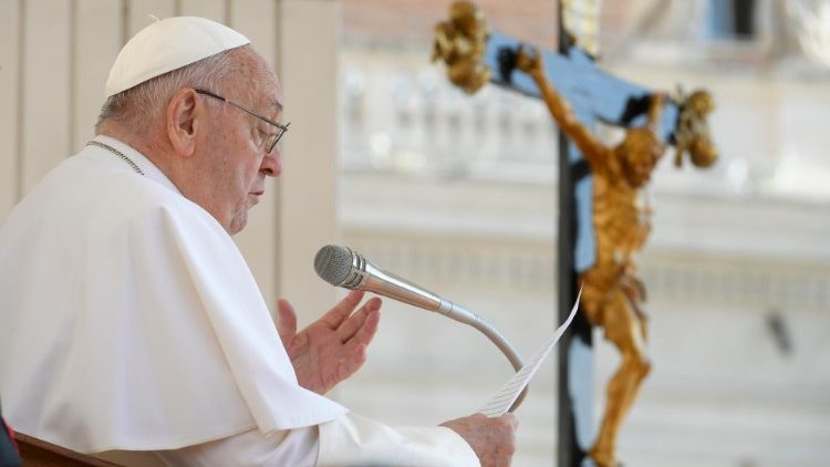 성 베드로 광장에 모인 신자들에게 연설하는 프란치스코 교황