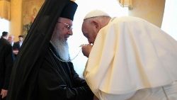 Le Pape a reçu une délégation du collège théologie de la Diaconie apostolique de l'Église grecque orthodoxe, le 16 mai 2024, au Palais apostolique. 