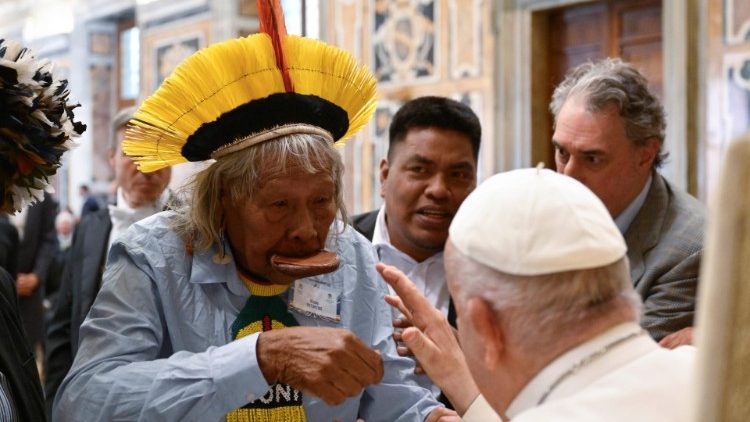 Il Papa saluta un rappresentante delle popolazioni indigene
