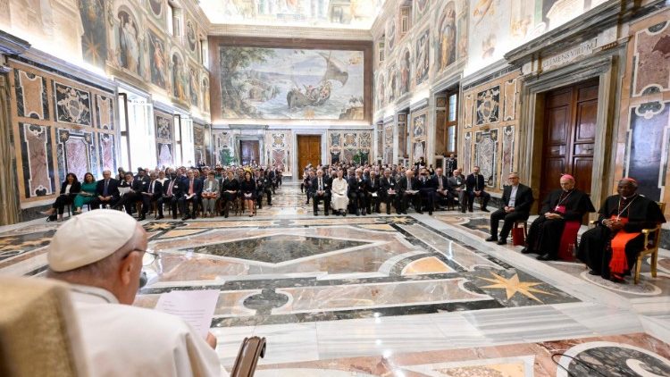Papa se obraća prisutnima