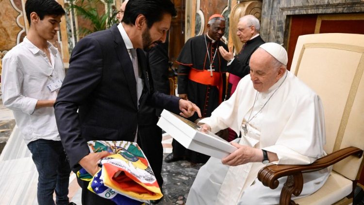 A Szentatya a Pápai Tudományos és a Pápai Társadalomtudományi Akadémia konferenciájának egy résztvevőjétől átvesz egy ajándékot