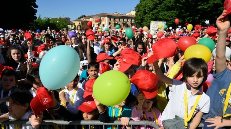 Encuentro del Papa Francisco con los niños y jóvenes en Verona, en la plaza de San Zenón - 18 de mayo de 2024. (Vatican Media)