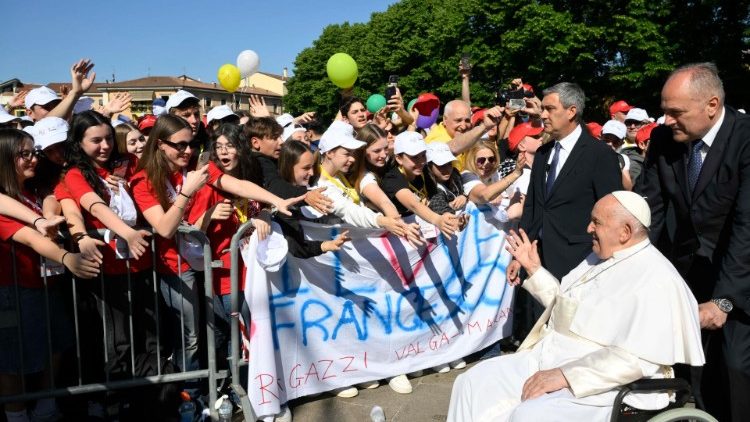 Encuentro del Papa Francisco con los niños y jóvenes en Verona, en la plaza de San Zenón - 18 de mayo de 2024. (Vatican Media)
