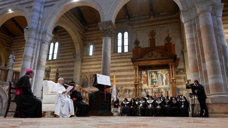 Un momento dell'incontro di Papa Francesco con sacerdoti e consacrati a Verona