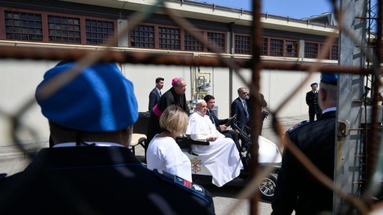 Папа Франциск на встрече с песоналом и заключёнными следственного изолятора Монторио (Верона, 18 мая 2024 г.)