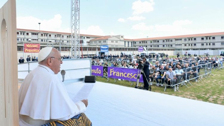 Папата сред затворниците от затвора "Монторио" във Верона