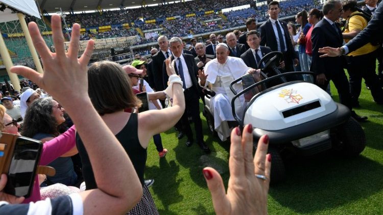Le Pape a salué les Véronais sur la pelouse du stade de la ville.