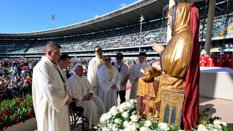 
                    Missa encerra visita do Papa a Verona: 