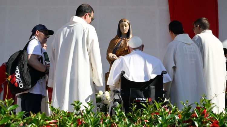 Francesco in preghiera dinanzi alla statua della Madonna