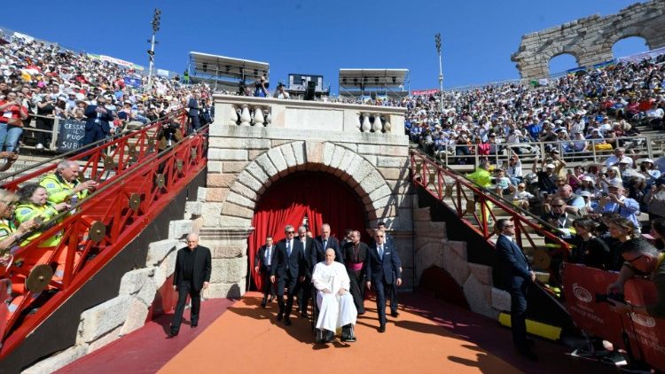 L'ingresso del Papa all'Arena di Verona