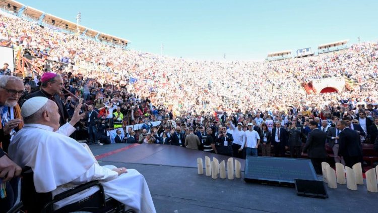 Il Papa benedice il popolo dell'Arena