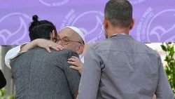 En el Encuentro "Arena de paz - Justicia y paz se besarán" Francisco abraza a Maoz y Aziz, dos empresarios de Israel y Palestina