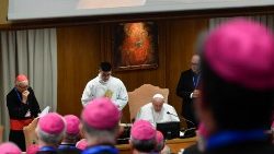 Un momento del colloquio a porte chiuse del Papa con i vescovi della CEI (20 maggio 2024)