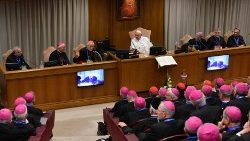 Ein Moment des nicht öffentlichen Dialogs mit den italienischen Bischöfen in der Audienzhalle