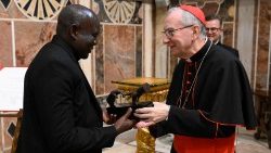 O cardeal Parolin entrega a primeira edição do Prêmio São João Paulo II ao padre Olobo (Vatican Media)