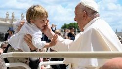 Le Pape François caressant le visage d'un enfant. 