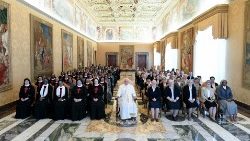 Le Pape François avec les participantes aux chapitres généraux des Soeurs Hospitalières et des Filles de Saint Camille, jeudi 23 mai 2024