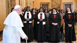 येसु के पवित्र हृदय की हॉस्पीटलर्स धर्मबहनों और संत कमिलुस की पुत्रियों से मुलाकात करते पोप फ्राँसिस